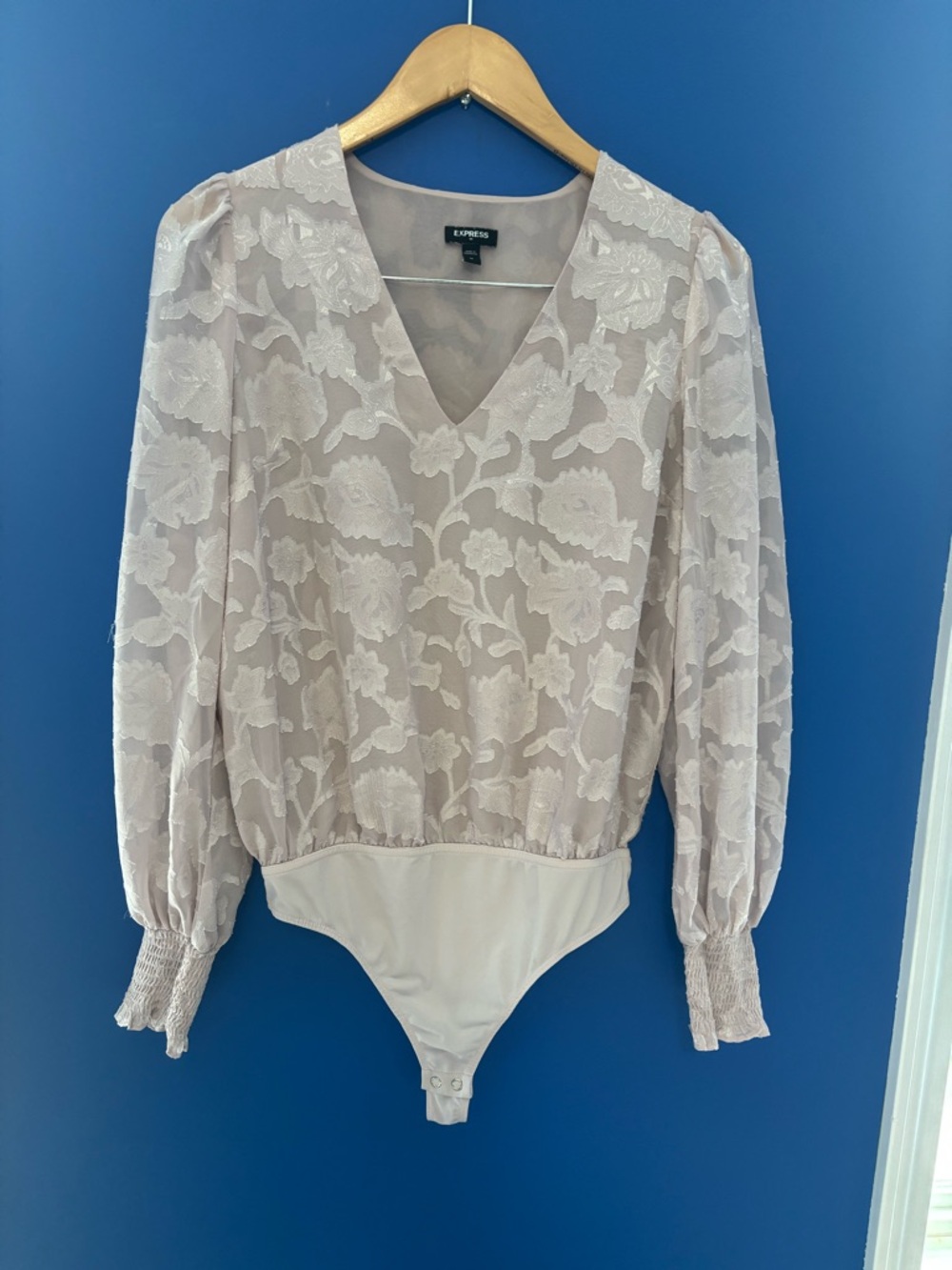 {Express} Floral Lace V-Neck Bodysuit - Light Blush women's size M
